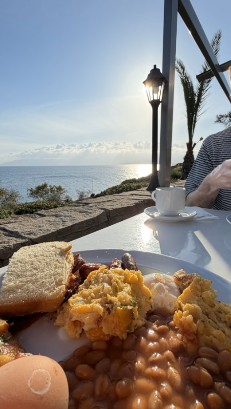 Frühstück mit Meerblick am Aphrodite Beach
